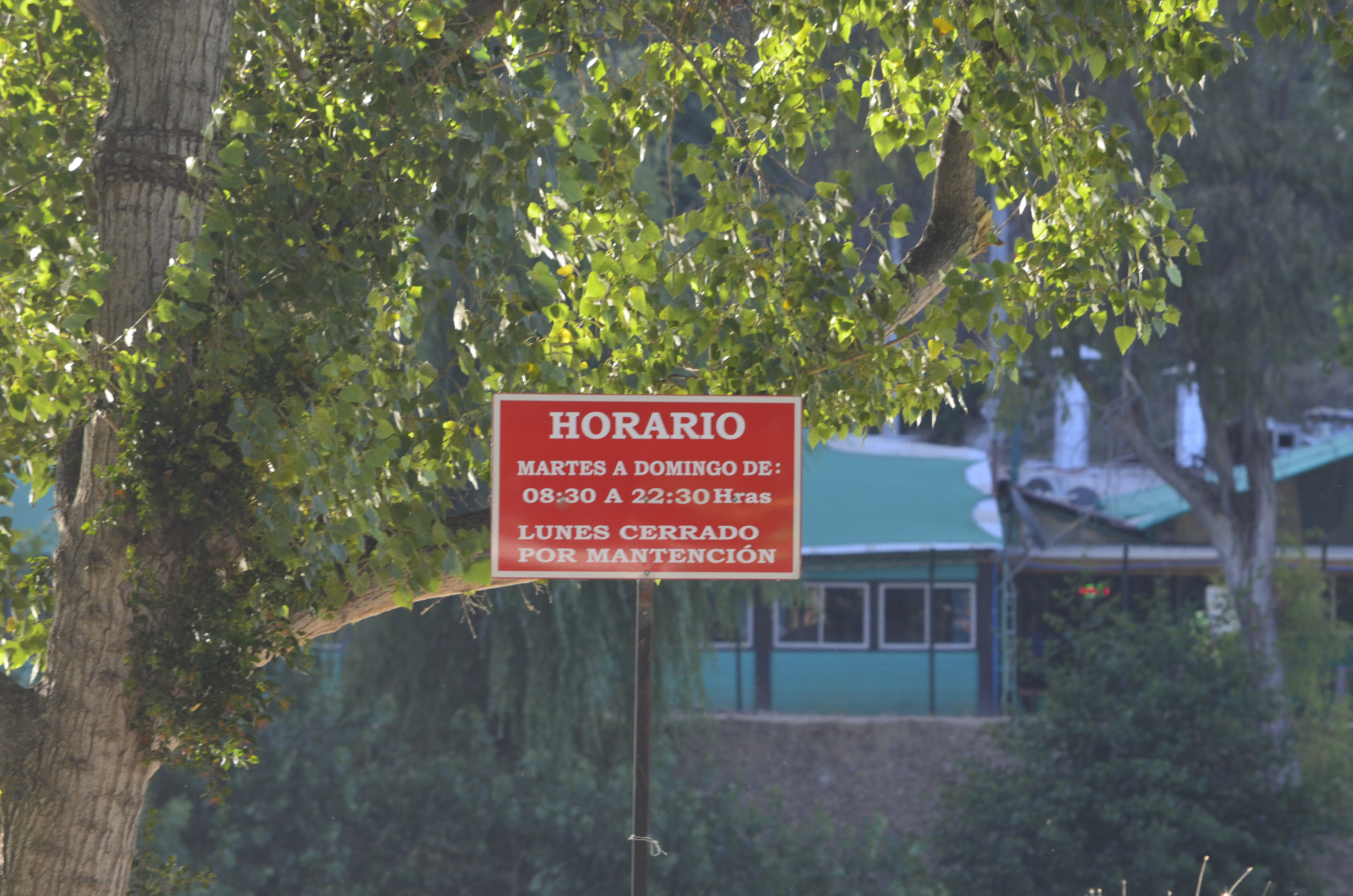 Fotografía del letrero de horarios del parque, martes a domingo de 8:30 a 22:30 horas, es de color rojo y letras blancas